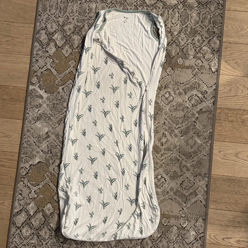 Kyte BABY Floral Print sleep sack 0.5 L in White and Green - Picture 1 of 4